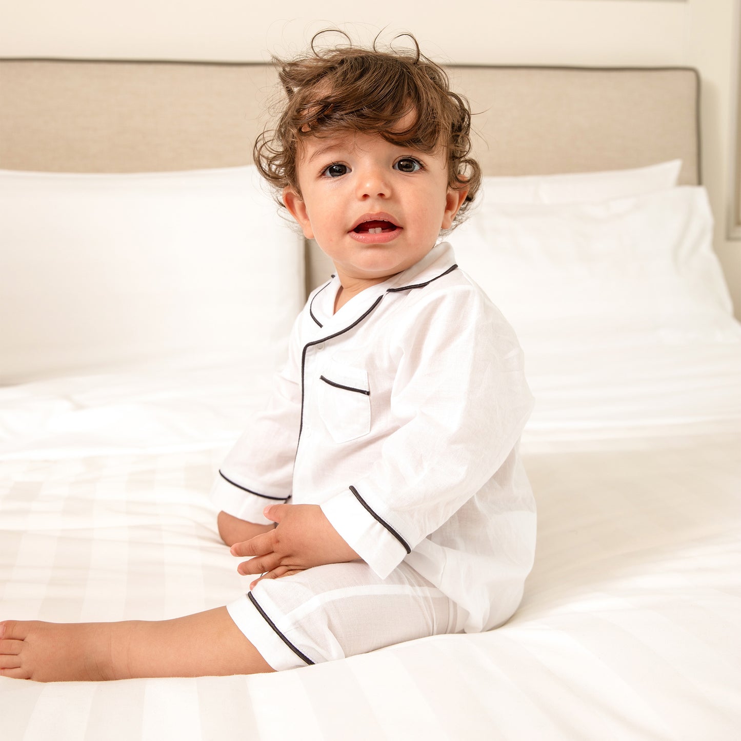 DANTE BEYAZ ÜZERİNE SİYAH DETAYLI BEBEK PİJAMA